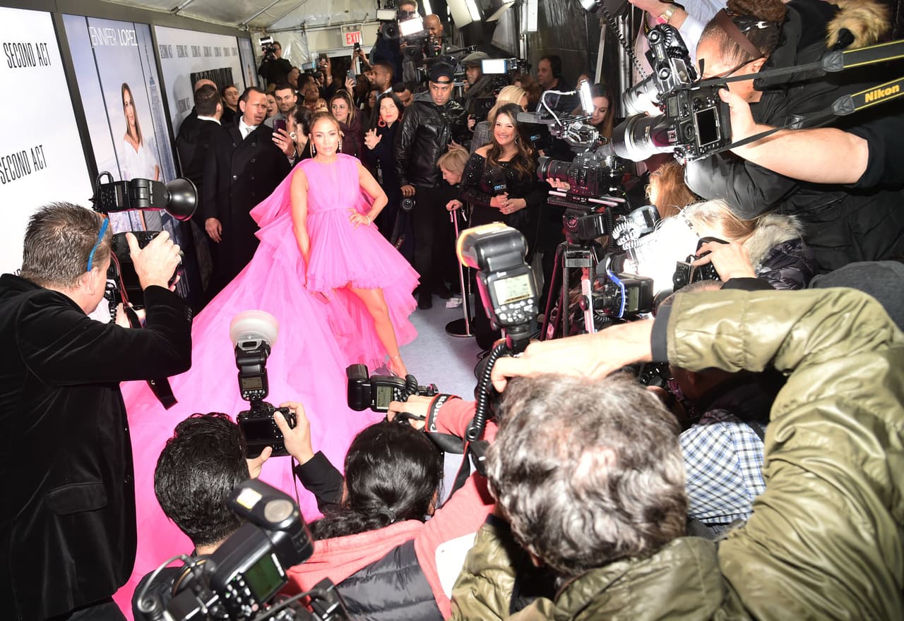 Se trataba de un vibrante diseño del italiano Giambattista Valli drapeado en la cintura, con cuello redondo y sin mangas rematando con una falda asimétrica y una kilométrica cauda, todo confeccionado totalmente en tul rosa neón.
<br>