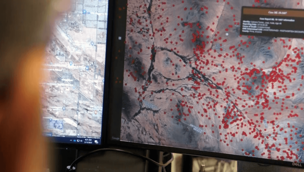 Morgue de Pima registra el hallazgo de cuerpos con puntos anaranjados en un mapa.