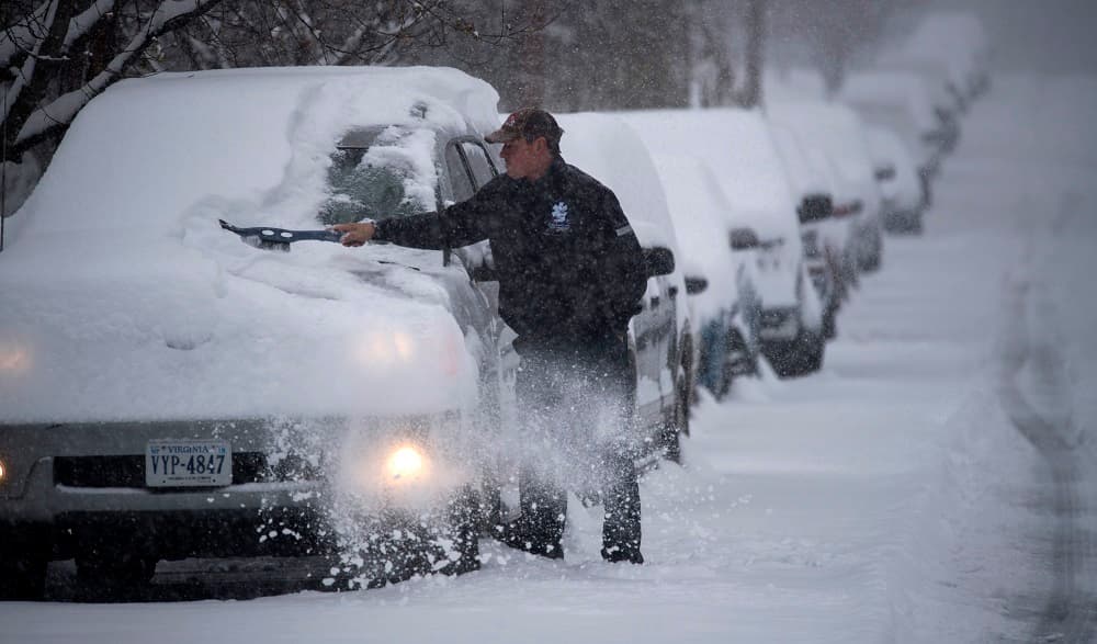 “Los habitantes de Virginia deben adoptar todas las precauciones necesarias para garantizar que estén preparados para las secuelas de las tormentas invernales”, afirmó el gobernador de ese estado, Ralph Northam. En la imagen, un hombre quita la nieve acumulada en su carro en Roanoke, Virginia.