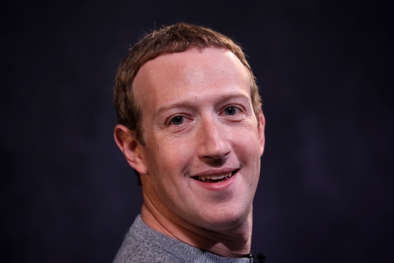 <b>Mark Zuckerberg, Facebook.</b>
<br>
<br>Es el cerebro detrás de Facebook, la más popular de las redes sociales. Después de abandonar Harvard en 2004, inició el proyecto que masificó la interacción social en línea y revolucionó el mercadeo en en internet.
<a href="https://www.univision.com/noticias/mark-zuckerberg-la-historia-de-facebook-en-fotos-fotos"><u>Vea aquí la historia de Facebook en fotos</u></a>
<br>