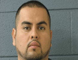 <b><a href="https://www.univision.com/local/chicago-wgbo/buscado-por-el-fbi-arnoldo-jimenez-en-la-lista-de-los-diez-fugitivos-mas-buscados">Arnoldo Jiménez</a></b>, buscado por supuestamente asesinar a su esposa a menos de 24 horas después de haberse casado con ella en Chicago, fue incluido en la lista de los diez fugitivos más buscados del FBI en 2019. 
<b>Su cónyugue, Estrella Carrera, de 26 años, fue encontrada <a href="https://www.univision.com/temas/muertes">muerta</a> en la bañera de su casa</b> de Burbank, Illinois, todavía con el vestido que llevaba en la recepción de su boda.
<br>
<br>
<b>Se ofrece una recompensa de hasta 100,000 dólares por información que conduzca a la captura de Jiménez</b>, de 38 años, nacido en 
<a href="https://www.univision.com/temas/texas">Texas</a> y de origen hispano. 
<br>
<br>La pareja se casó el 11 de mayo de 2012, día en el que celebraron con familiares y amigos. 
<b>El FBI cree que tuvieron una discusión en el Maserati negro de Jiménez mientras viajaban a casa </b>desde la recepción en la madrugada del día siguiente.