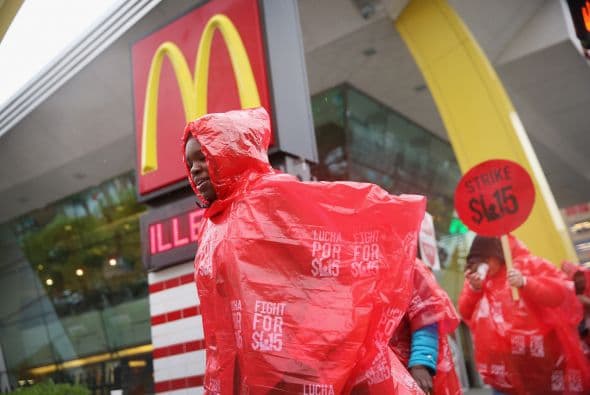 Parte de la huelga mundial de trabajadores comida rápida, trabajadores protestaron afuera del Rock n Roll McDonalds de Chicago.       