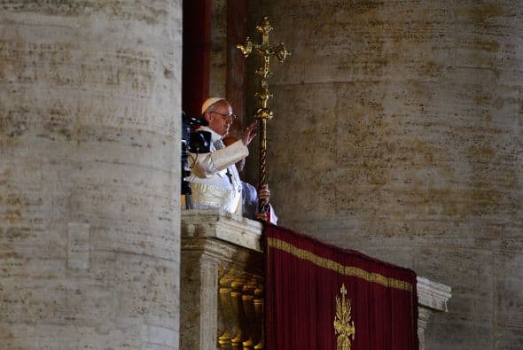 Franciso I se asoma al balcón de la Santa Sede.