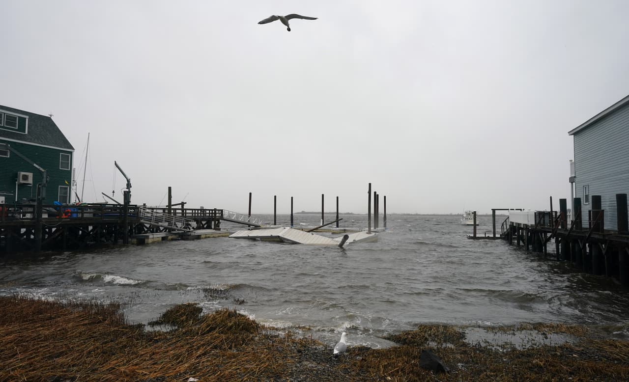 En Queens, Nueva York, los vientos derribaron un muelle.
<b>Esta ciudad recibirá de dos a tres pulgadas de nieve y lluvia mezclada</b> durante el fin de semana.