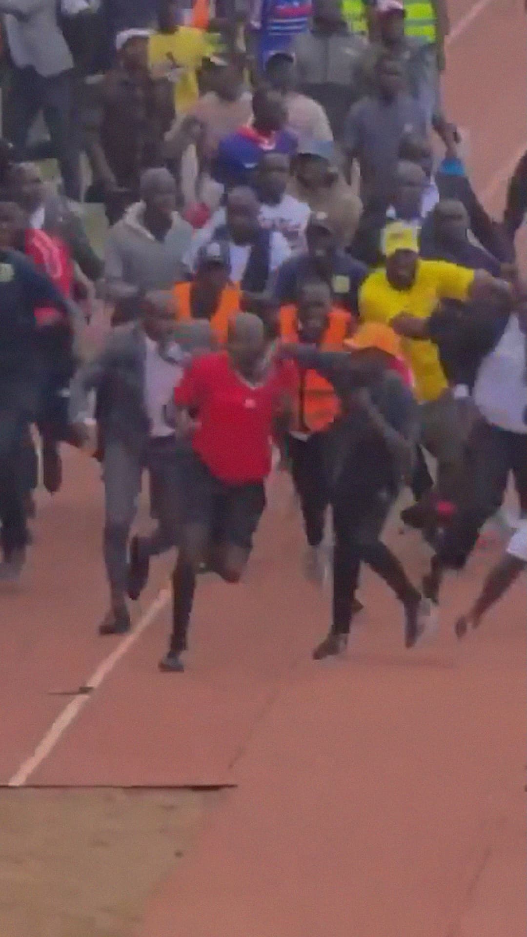 Violencia en fútbol de Kenia: Aficionados persiguen y agreden al árbitro tras marcar un penal