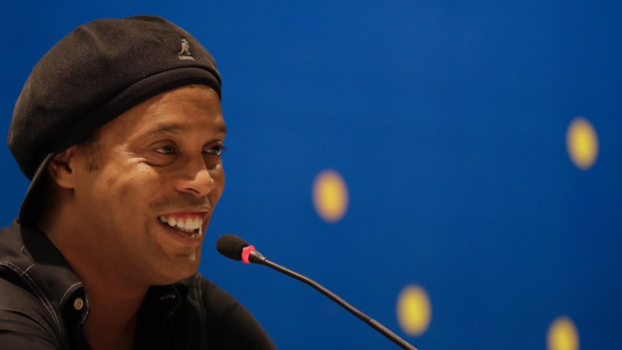 Ronaldinho se plantea regresar al futbol con el equipo de Maradona