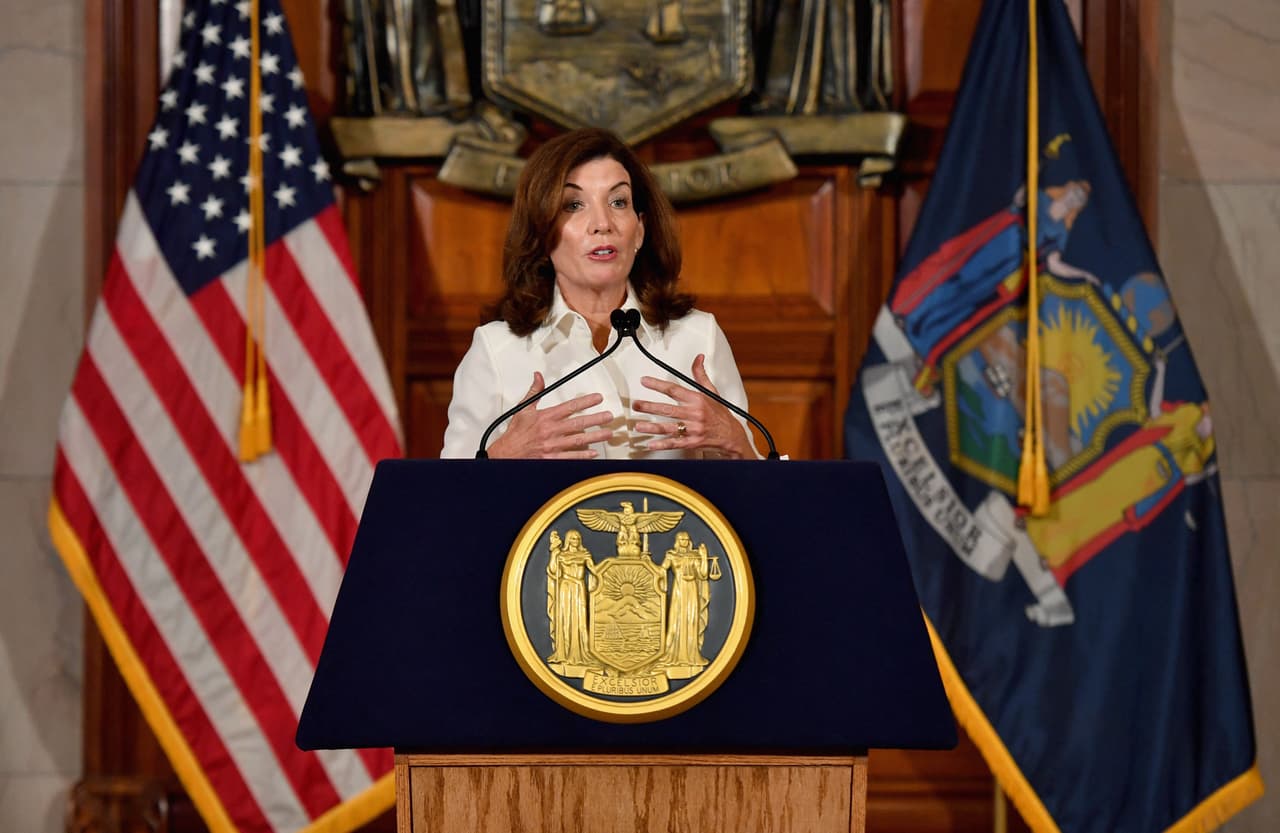 La segunda prioridad de Hochul es conseguir más vacunas. Con la aprobación de la FDA, dijo que los neoyorquinos pueden esperar más requisitos de vacunación.