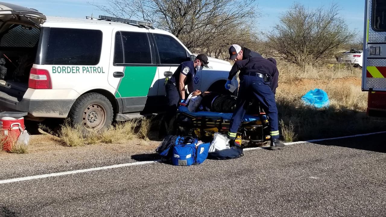 El conductor, un ciudadano estadounidense, intentaba huir de la Patrulla Fronteriza cuando estrelló, huyó y dejo a los indocumentados escondidos en la cajuela.
