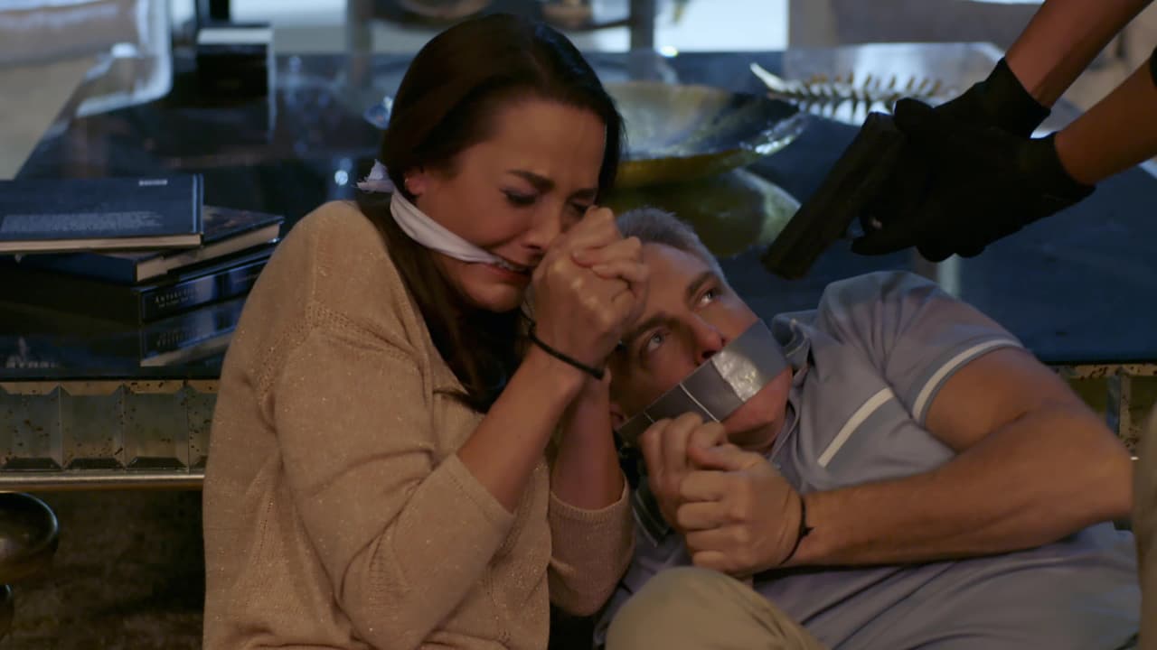 Gracias a las indicaciones precisas que les dio Rubí, el maleante y sus cómplices robaron la casa de la acaudalada familia.