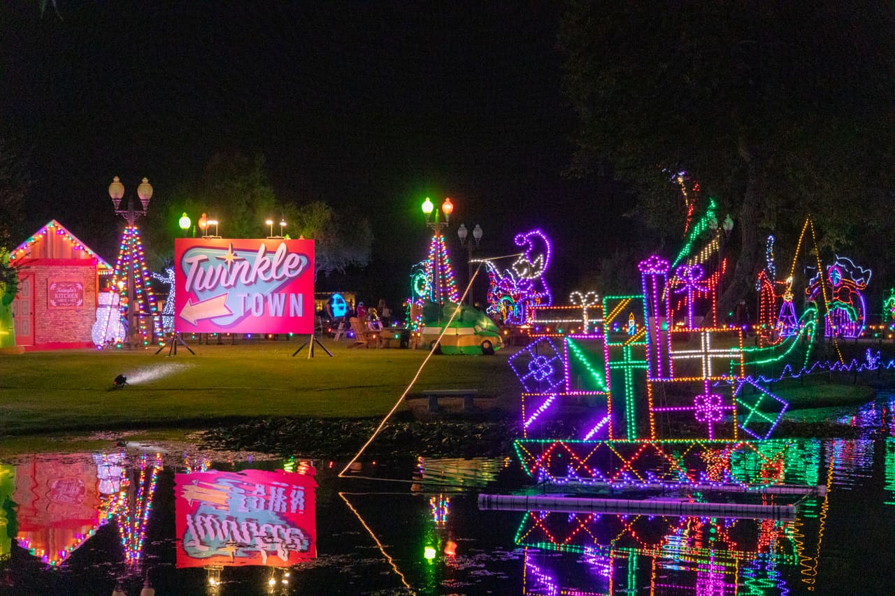 <b>“Twinkle Town”:</b> El público podrá recorrer este pueblo lleno de luces parpadeantes que sin duda te pondrán en el espíritu navideño. 
<br>