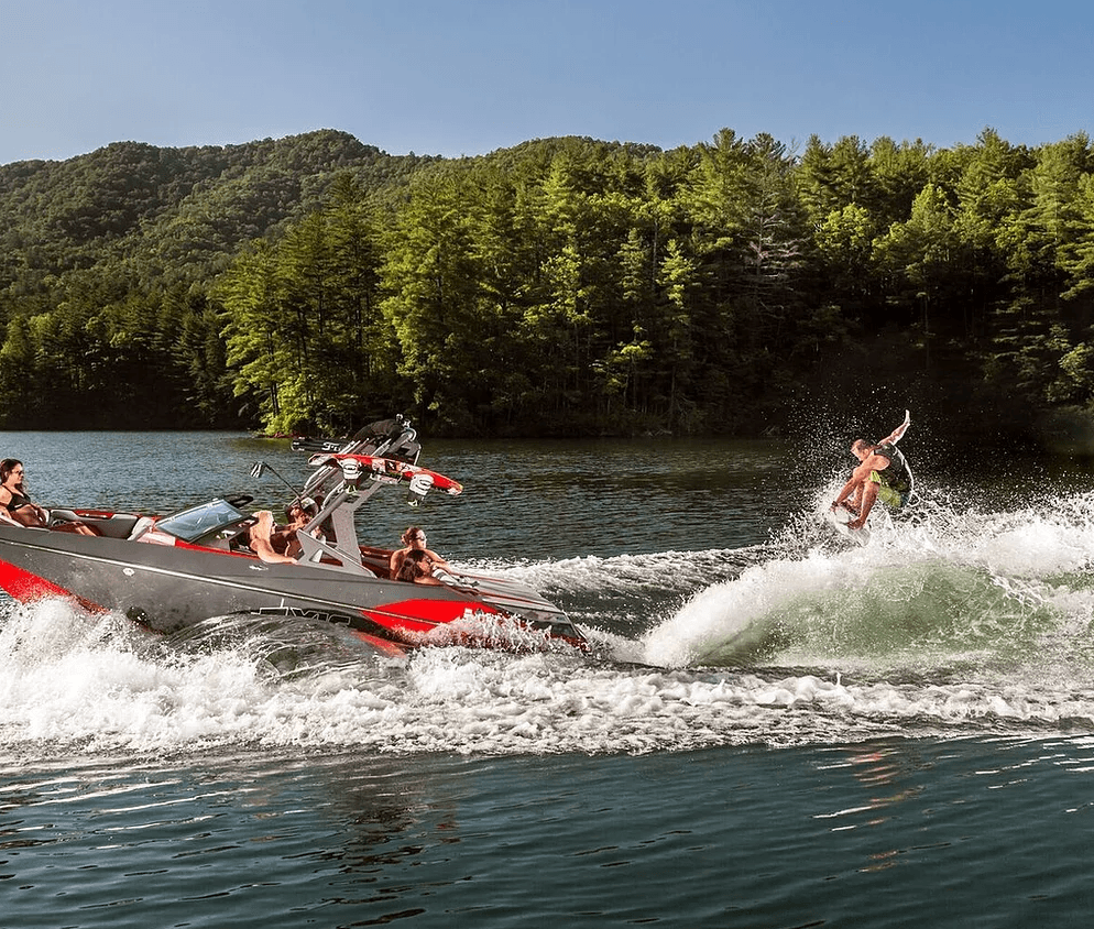 Para los amantes del deporte extremo, en este lago también se pueden rentar 
<b>lanchas equipadas con funciones para hacer <a href="https://www.univision.com/local/fresno-kftv/lugares-puedes-visitar-esta-primavera-en-california-fotos">surf</a> </b>en las aguas del 
<b>lago Bass.</b>
