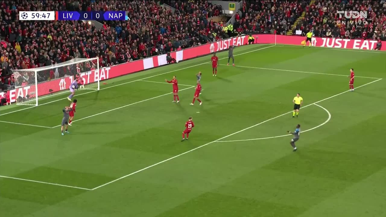 ¡TIRO ATAJADO! disparo por Khvicha Kvaratskhelia.