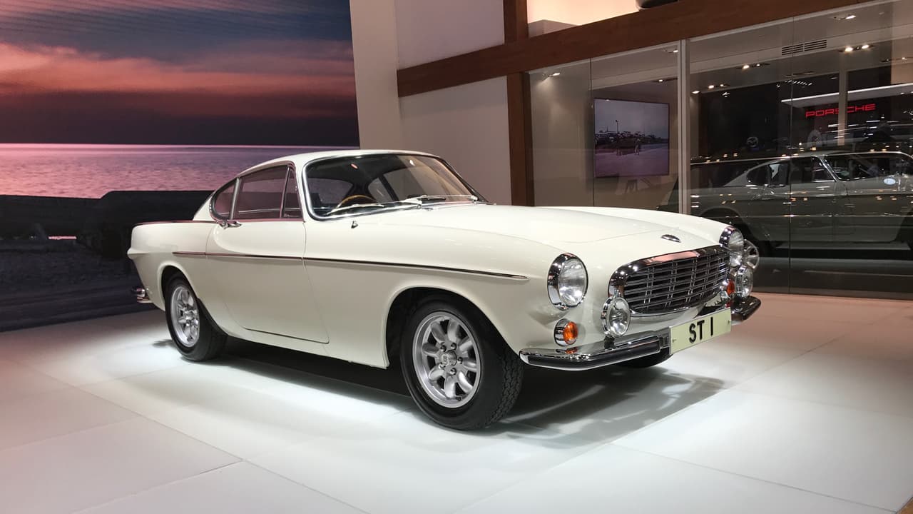 <b>Volvo celebró sus primeros 90 años de operaciones </b>durante el Auto Show de Nueva York por lo que llevó a su área de exhibición a varios de los más celebrados modelos de su pasado. Entre ellos se encontraba este 
<b>Volvo P1800 Coupé de 1962</b> que utilizaba el Simón Templar, el héroe de la serie televisiva El Santo. Este auto que alguna vez perteneció al actor Roger Moore que interpretaba a Templar en la serie, fue hermosamente restaurado y hoy pertenece a la colección histórica de Volvo.