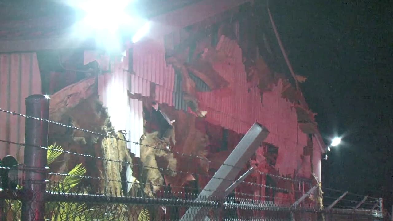 Llama a la compañía de seguros para que puedan determinar los daños y la cobertura.