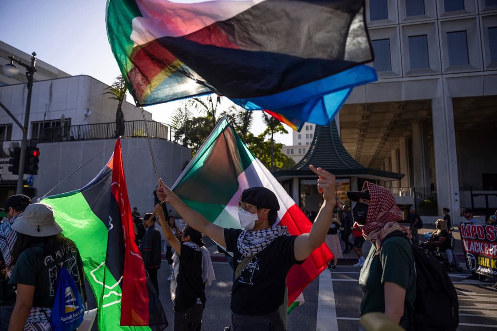 A cinco años del mortal arresto, la manifestación en memoria de George Floyd en el centro de la ciudad de Los Ángeles contó con una robusta participación. Con banderas ondeando, buscando justicia y paz, se congregaron personas de todo tipo de edad y color de piel. No solo se trataba de un acto político, sino de un gesto profundamente humano: unirse en el dolor, en la memoria 
<b>y en la esperanza</b>.
