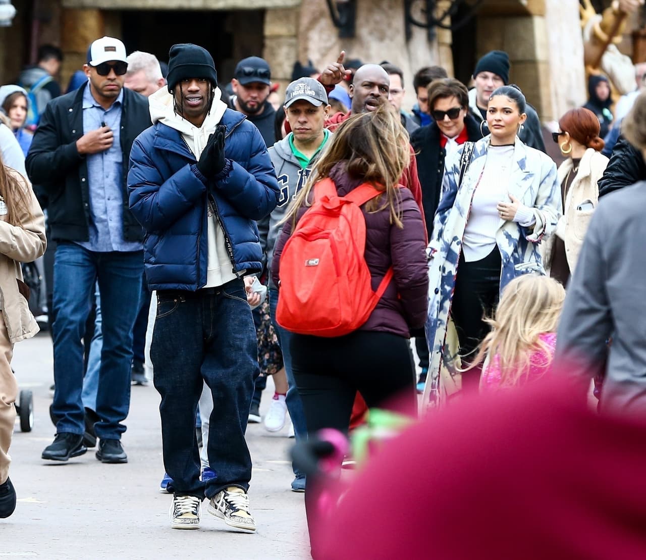 También las acompañó Kris Jenner (detrás de Kylie en la foto), matriarca del clan, y North West, la hija mayor de Kim y Kanye West. 
<br>