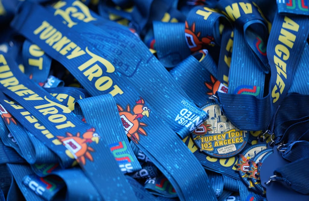 Los participantes recibieron medallas y camisetas conmemorativas al cruzar la meta. Muchos corredores se presentaron con disfraces de pavo, peregrinos y nativos americanos, en línea con la temática de Acción de Gracias.