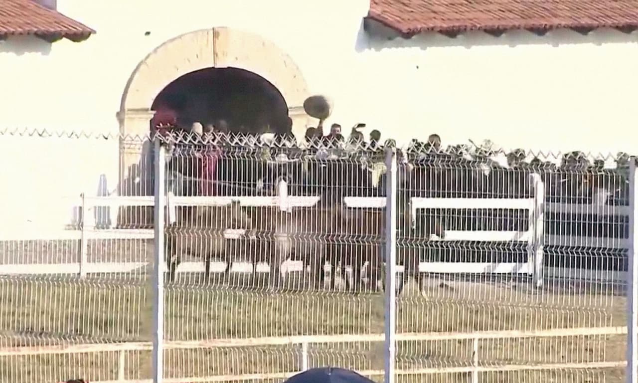 La entrada del ataúd a la finca familiar. 
<br>
<br>En abril de 2016 el ídolo se despidió de los escenarios con el concierto que fue llamado 'Un azteca en el Azteca'. Se presentó ante 85,000 espectadores que viajaron desde todas partes de México, Estados Unidos y el resto de América Latina.