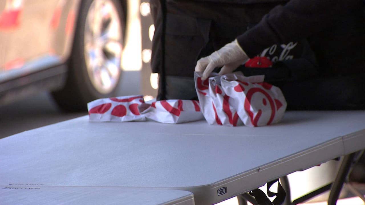 El uso de guantes de latex es muy importante en la repartición de alimentos.