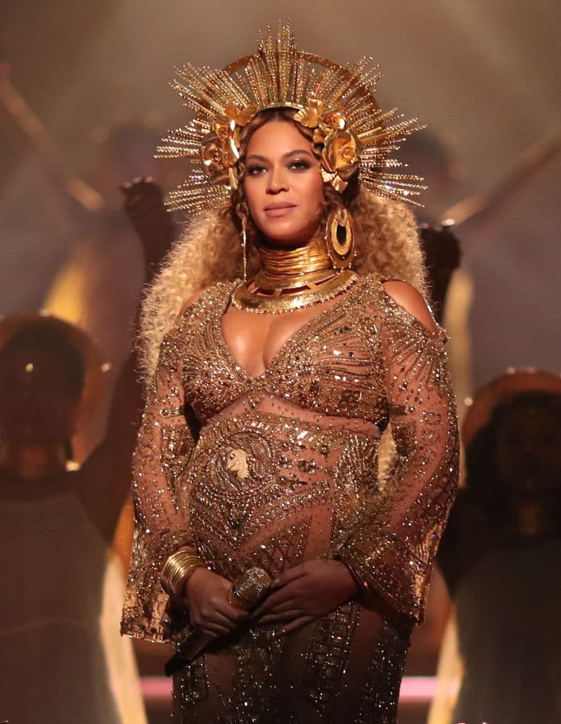 <b>Beyoncé</b>
<br>Uno de los momentos más icónicos de ‘Queen B’ fue su presentación en la edición 59 de los Premios Grammy en 2017, debido a que presumió al mundo su segundo embarazo con un muy fashionista atuendo dorado.
