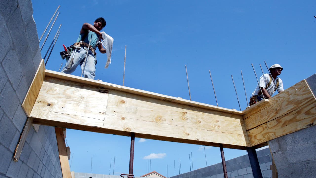 <h2 class="cms-H2-H2"><a href="https://www.univision.com/local/miami-wltv/gobernador-desantis-firma-nueva-ley-inmigracion-florida-claves-y-mas-dura-pais">¿El gobierno de Florida podrá transportar a personas inmigrantes a otros estados “santuario” del país?</a></h2>
<a href="https://www.univision.com/local/miami-wltv/gobernador-desantis-firma-nueva-ley-inmigracion-florida-claves-y-mas-dura-pais"> </a>
<br>
<br>Sí. Con la nueva ley se aprobaron
<b> 12 millones de dólares para trasladar a inmigrantes indocumentados</b>, desde cualquier estado a otros lugares de Estados Unidos, como 
<a href="https://www.univision.com/local/miami-wltv/de-santis-envia-inmigrantes-venezolanos-a-marthas-vineyard-massachusetts-fotos" target="_blank">ya lo hizo en septiembre del 2022 la oficina del gobernador Ron DeSantis</a> con un grupo de venezolanos que fueron trasladados desde Texas a Martha's Vineyard, en Massachusetts.
<br>
<br>Sin embargo el gobernador enfrenta una demanda colectiva de inmigrantes 
<b>ante un tribunal en Massachusetts,</b> por el traslado irregular de estas personas de Texas a la isla Martha’s Vineyard. La queja presentada por la organización Alianza Americas denuncia “un plan premeditado, fraudulento e ilegal" en el envío de estos migrantes.
<br>