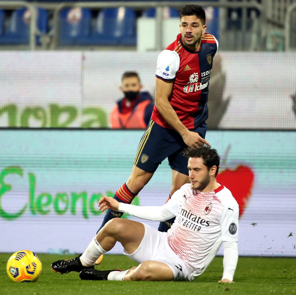 Zlatan da cátedra y Milan derrota 2-0 a Cagliari en la Serie A y siguen como líderes. Ibrahimovic es el segundo máximo goleador de la liga italiana a sus 39 años.