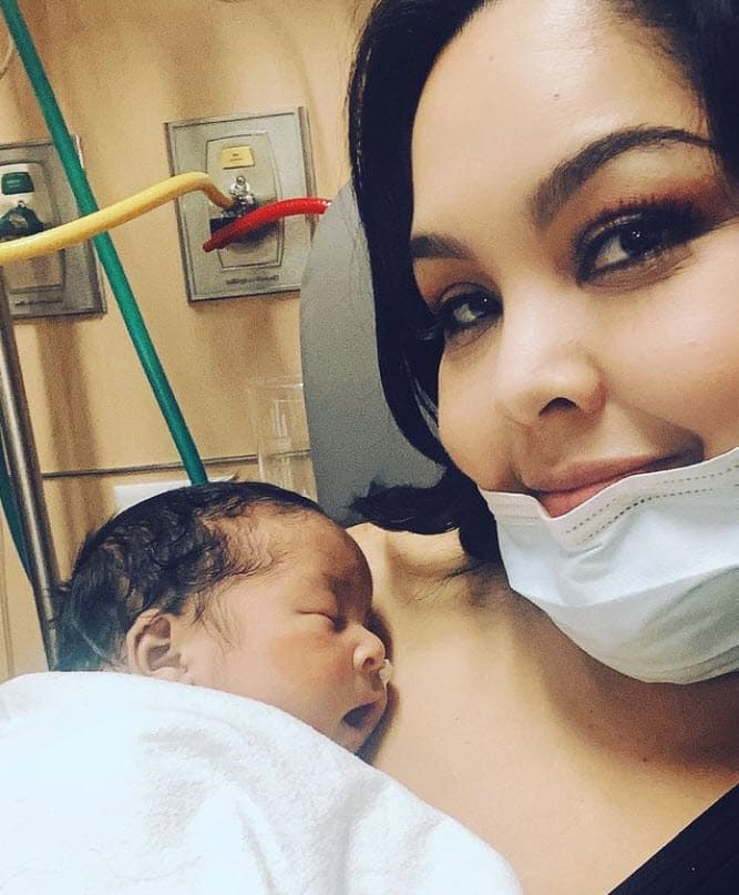 La cantante 
<b>Wendolee</b>, recordada por su participación en el reality show mexicano 'La Academia', vivió difíciles momentos a principios de 2021 cuando le tuvieron que hacer una cesárea de emergencia porque 
<b><a href="https://www.univision.com/famosos/wendolee-ayala-de-la-academia-reporta-bien-delicada-a-su-bebe-recien-nacida-tras-una-cirugia-video">su hija Hannah aspiró meconio</a></b> (sus propias eses fecales) y le provocó una fuerte infección.
<br>