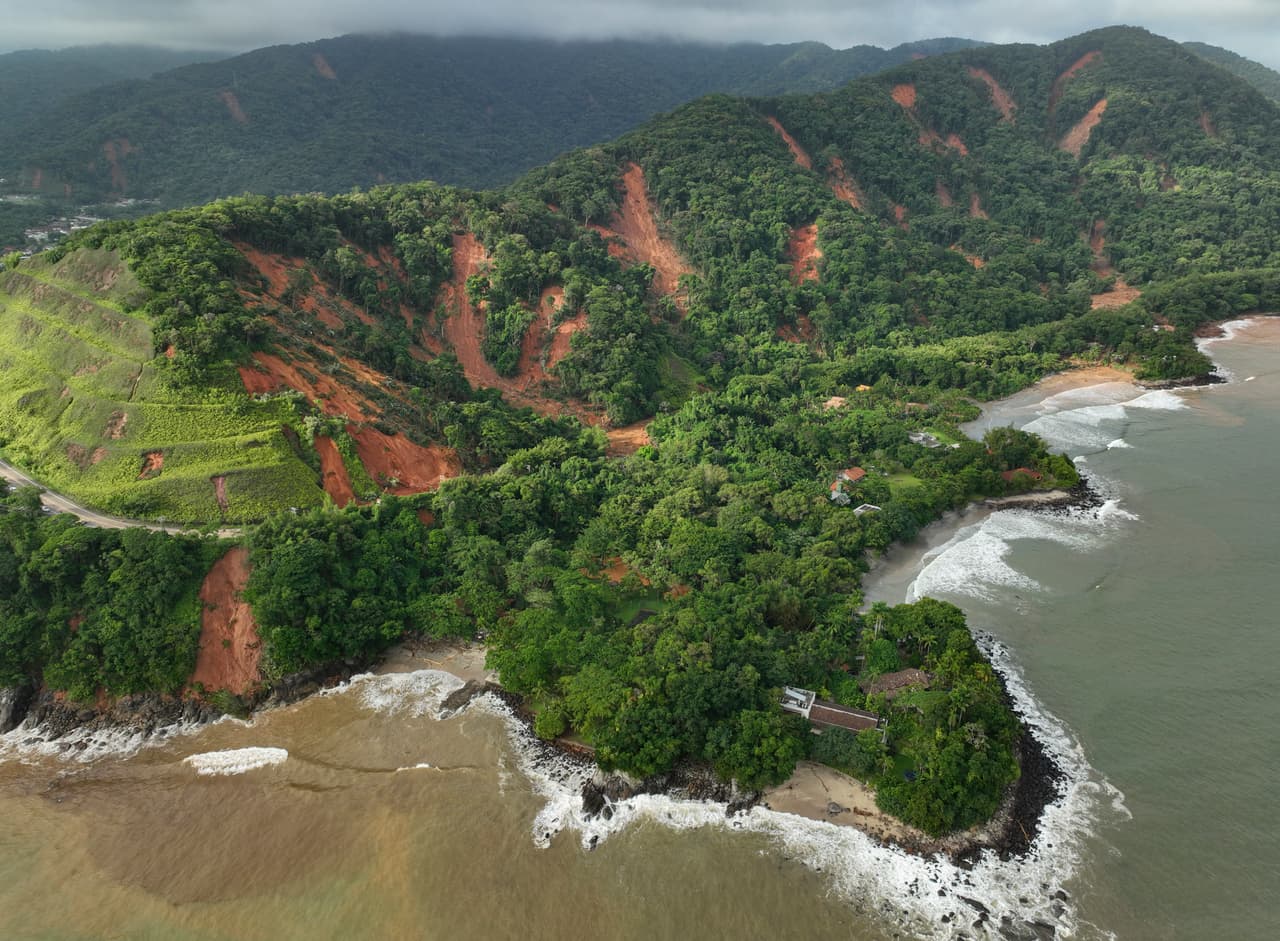 La lluvia logró abrir caminos para el lodo en varias partes de la zona afectada. La Marina de Brasil anunció este miércoles que instalará un puente de ayuda para los damnificados.