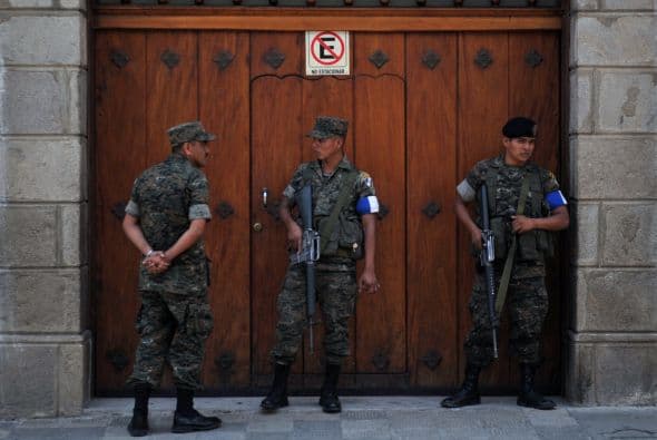 Comunican si hay civiles, cuántos van, si hay policías presentes y en cuantos automóviles están repartidos. Todo lo tienen bien vigiliado como si lo hicieran con lupas.