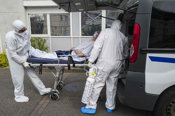 Gobernador de Texas suspende regulaciones para aumentar trabajadores de primeros auxilios