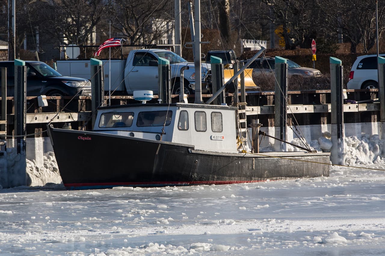 La superficie del agua congelada rodea a un bote en Orleans, Massachusetts. Desde Maine hasta Florida, cada estado de la costa este estadounidense tiene al menos avisos y advertencias meteorológicas de tormentas, nevadas o vientos.