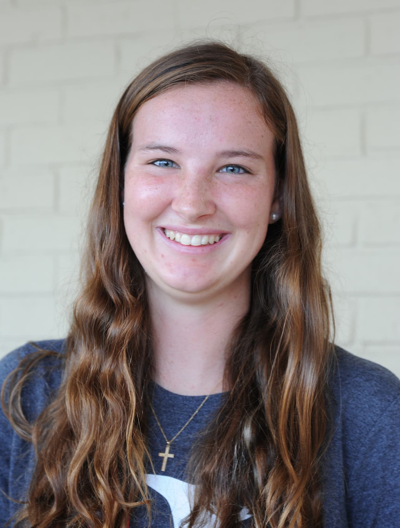 Rosie Poling es una estudiante de Naples (Florida) que cumple 18 años este sábado. "Hoy cumplo 18. Mañana votaré por la igualdad", advierte en la pancarta que ha creado con letras rosas y toques de purpurina. "Creo que es muy importante que volvamos a ser un país unido y que nos juntemos especialmente en las cuestiones que más afectan a la gente. Nos tenemos que levantar para que los derechos de todos se respeten", afirma.