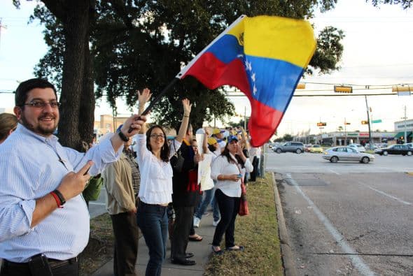 A cantos y gritos pidieron paz y libertad en la calle Westheimer, una de las más transitadas de Houston. 