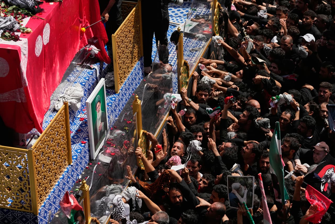 Los dolientes se acercan a un camión que transporta el ataúd del líder supremo iraní, el ayatolá Ali Jamenei, durante una procesión fúnebre en Nayaf, Irak, el miércoles 8 de julio de 2026. (Foto AP/Hadi Mizban)
<br>
