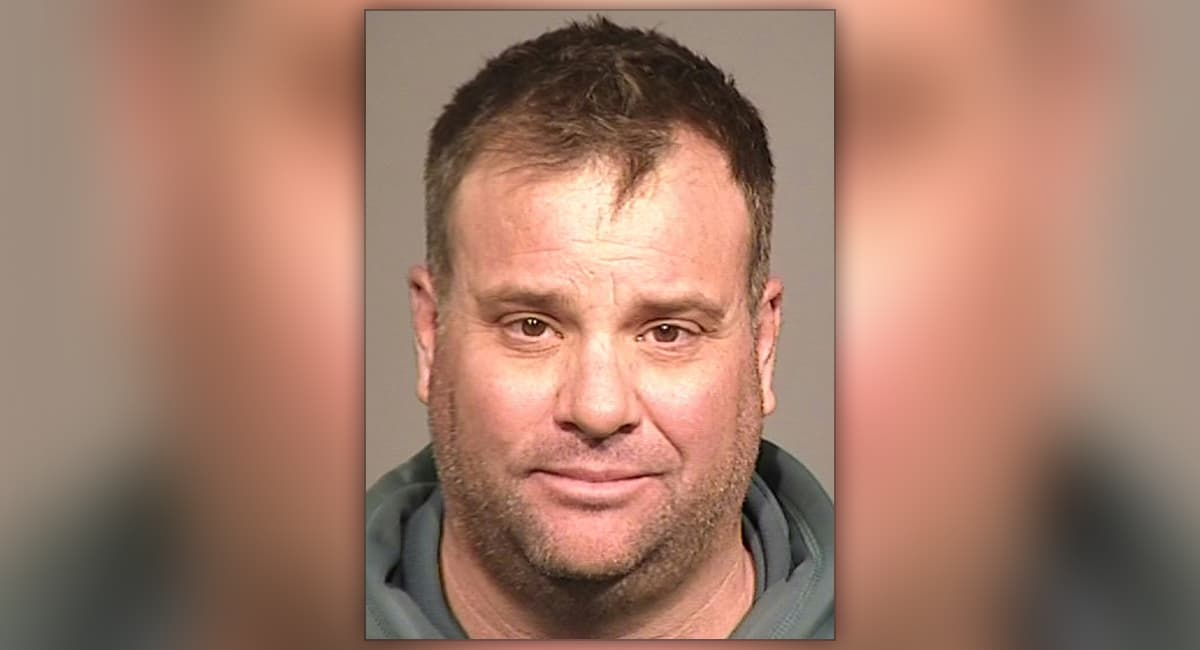 Arrestan a entrenador de tenis acusado de tener sexo en varias ocasiones con una alumna de 15 años