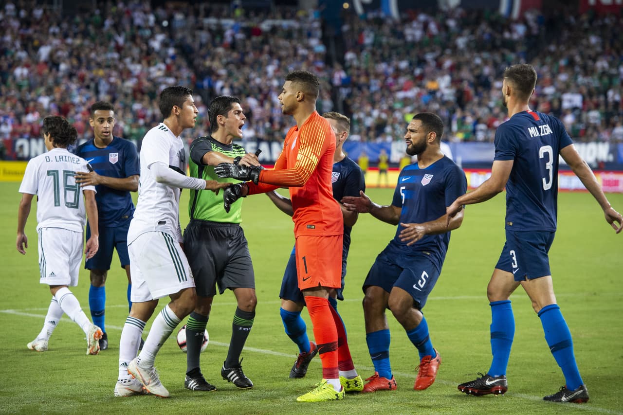 Y al final el único jugador que salió amonestado fue Edson Álvarez por llegar a defender a su compañero, mientras Miazga se moría de la risa y saliéndose con la suya.