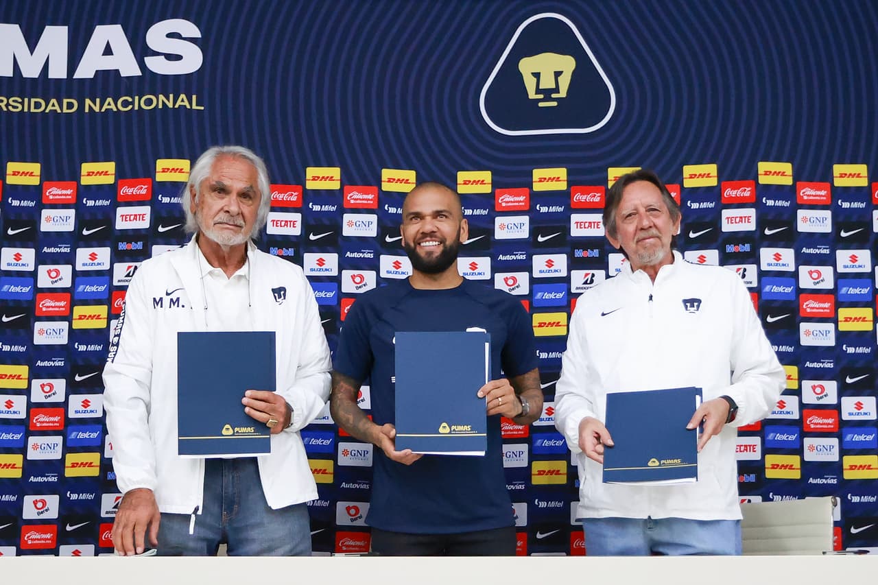 ¡Oficial! Dani Alves es jugador de Pumas tras firmar su contrato