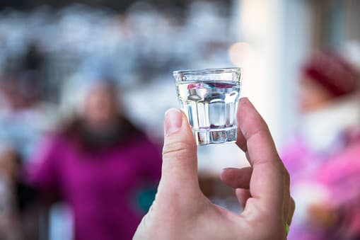 <b>Aguardiente</b>
<br>
<br>Es la bebida tradicional de las fiestas navideñas en Bolivia, Ecuador y Colombia; éstos últimos prefieren el aguardiente de caña de azúcar y esencia de anís.
<br>