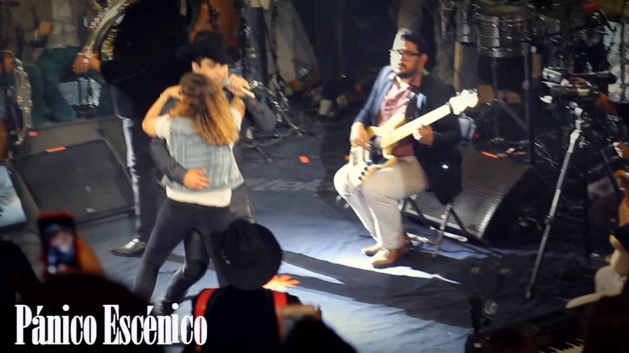 Como vemos, Julión también disfruta bailando con las asistentes a sus presentaciones.