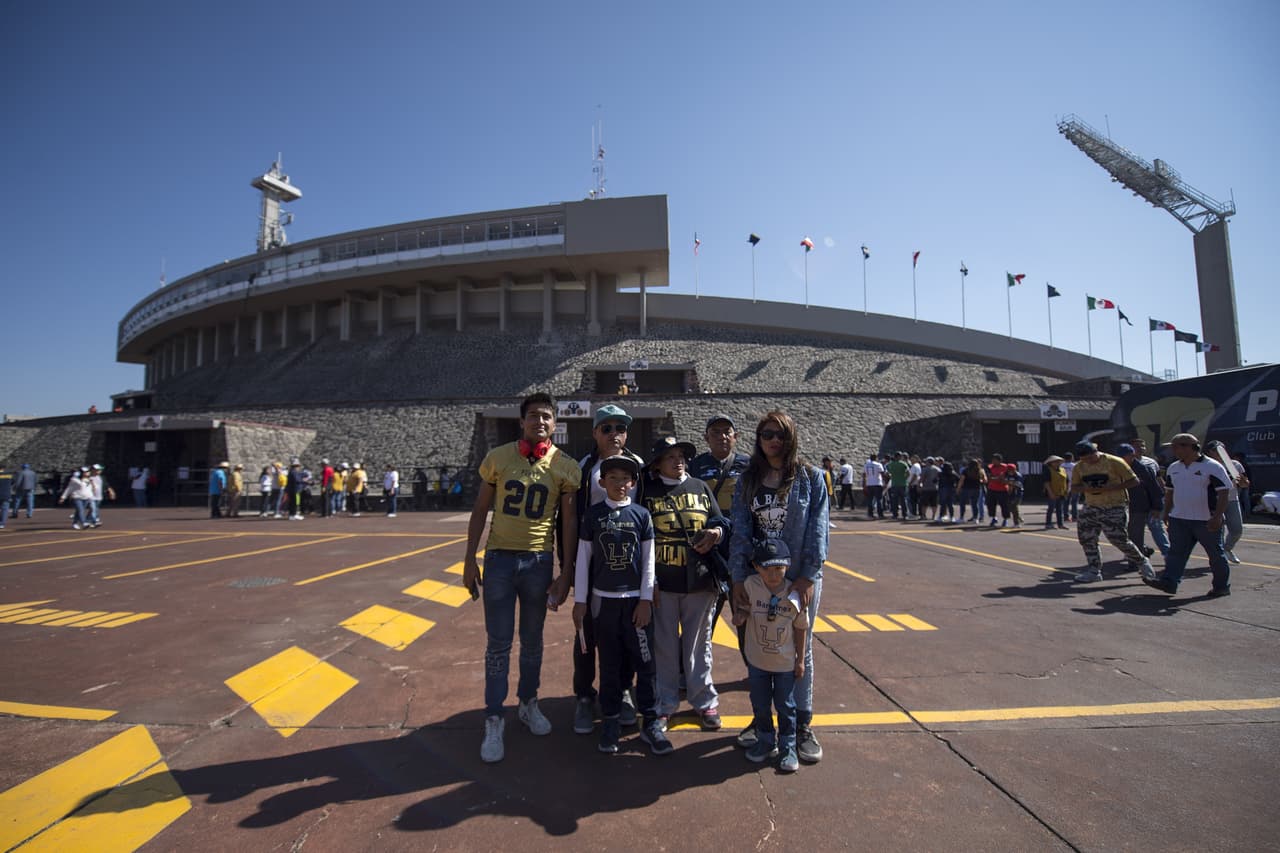 Los fanáticos de Pumas UNAM y América llegaron al estadio de Ciudad Universitaria con su colorido y alegría para una nueva edición del Clásico Capitalino en la Jornada 7 del Clausura 2019 en la Liga MX.