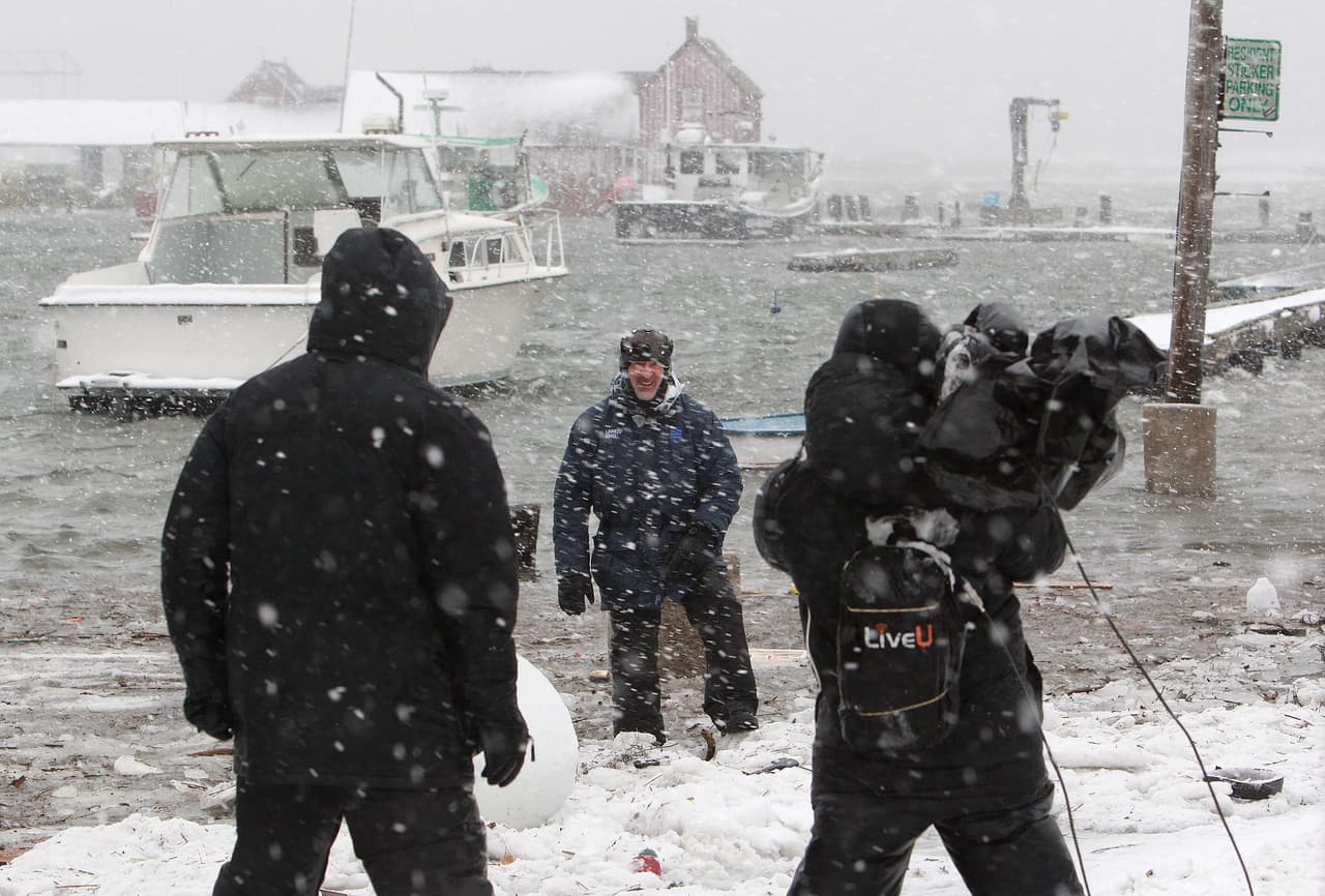 Un equipo de televisión intenta transmitir bajo la tormenta nevada en Rockport, Massachusetts.