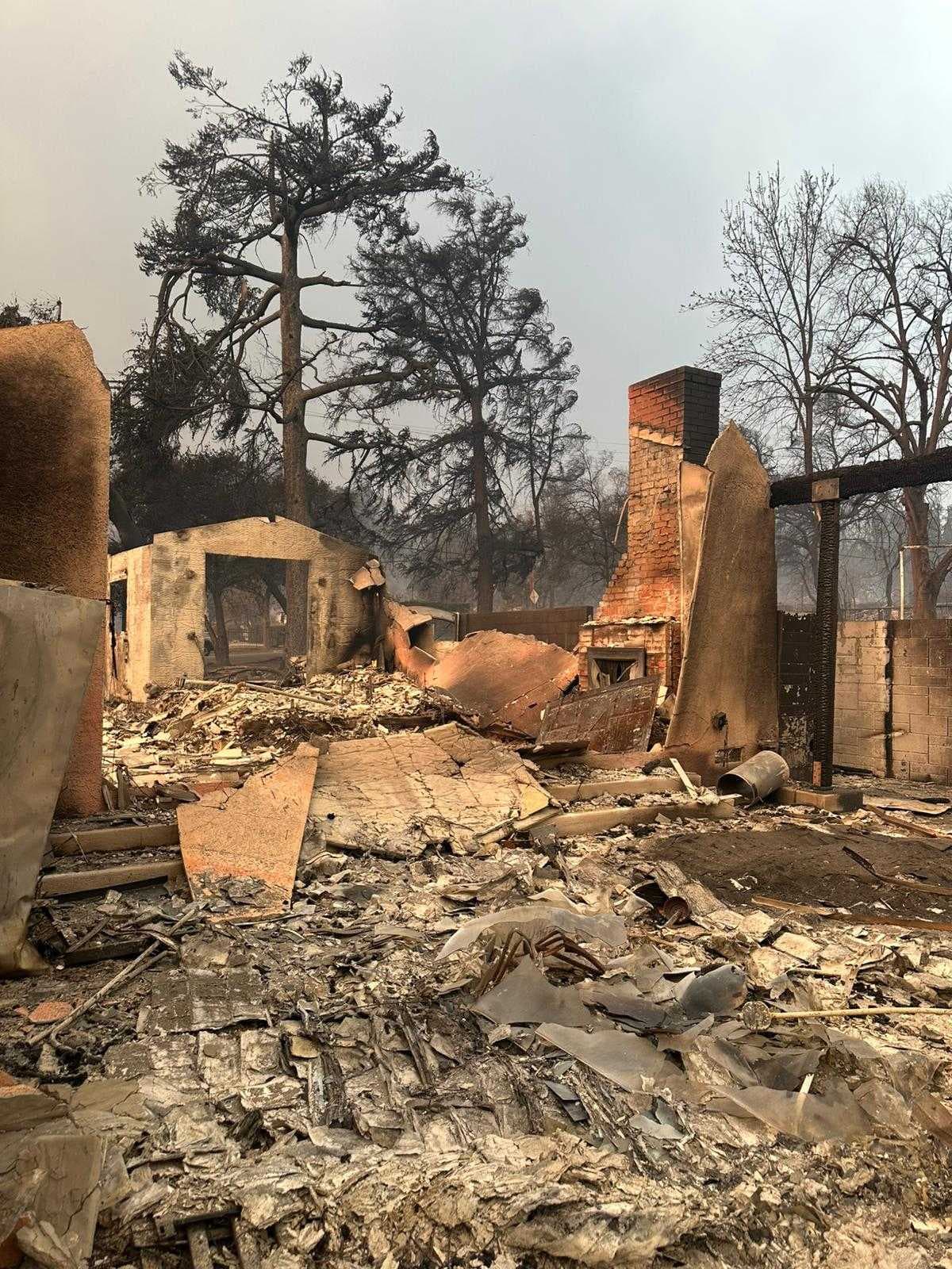 Cuando regresó al otro día, vio cómo su casa fue consumida completamente por el incendio.
<br>
<br>“
<b>Los vientos eran como de huracanes de fuego</b>. El mismo viento hacía que la lumbre corriera más rápido y no la pudieras alcanzar".