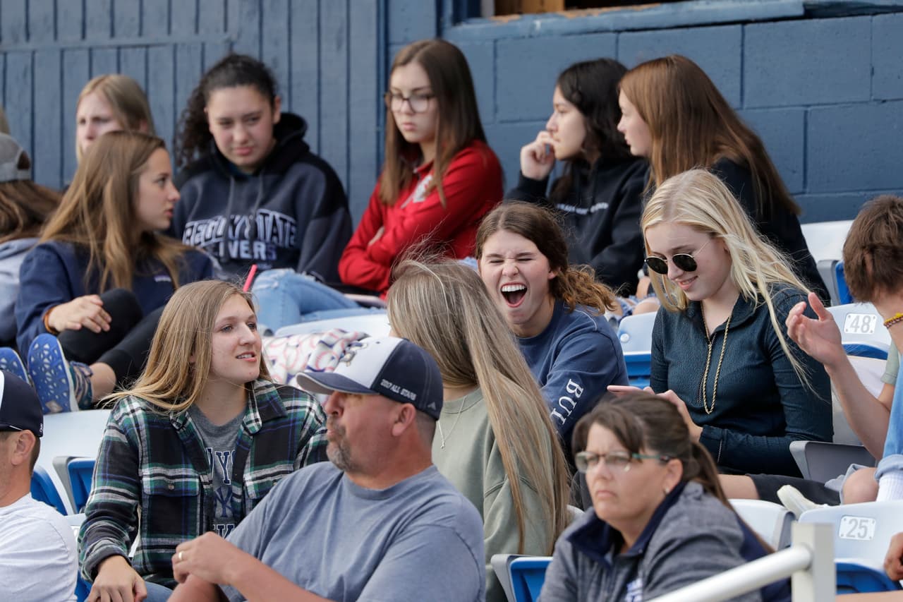 Esta fotografía muestra a los espectadores de un partido de béisbol sin protección contra el covid-19 en Selah, en el condado Yakima. Inslee exigirá a los residentes de la zona que lleven mascarillas fuera de casa y prohibirá a los negocios atender a quienes no las usen.