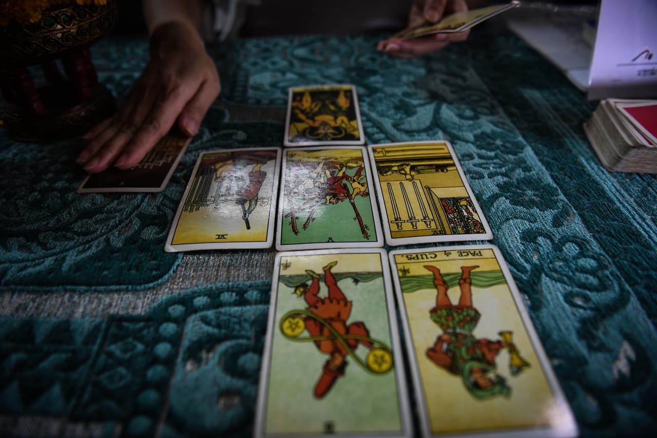 <b><a href="https://www.legis.state.pa.us/cfdocs/legis/LI/consCheck.cfm?txtType=HTM&ttl=18&div=0&chpt=71&sctn=4&subsctn=0" target="_blank">La adivinación se considera ilegal en Pensilvania</a></b>. Y según la definición del estado, eso incluye hacer pociones de amor y dibujar 
<a href="https://www.univision.com/local/philadelphia-wuvp/cazadores-de-tesoros-de-pensilvania-buscan-respuestas-del-fbi-sobre-legendario-botin-de-oro-video">mapas de tesoros enterrados</a>.