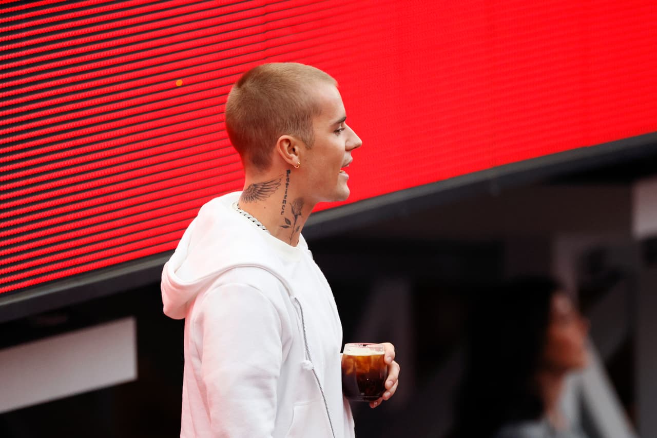 Horas después de haberse suscitado un 
<b><a href="https://www.univision.com/famosos/tiroteo-justin-bieber-fiesta-heridos-kodak-black" target="_blank">tiroteo afuera de una fiesta en su honor</a></b> en Los Ángeles, Justin Bieber se dejó ver feliz durante el juego.