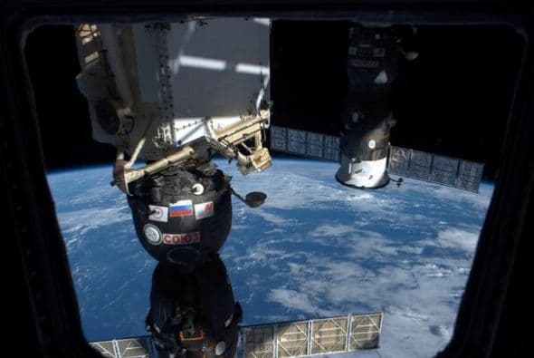 No puedo dejar de mirar afuera! desde la Soyuz @ astro_alex @ msuraev Fotos: @astro_reid Fotos: @astro_reid