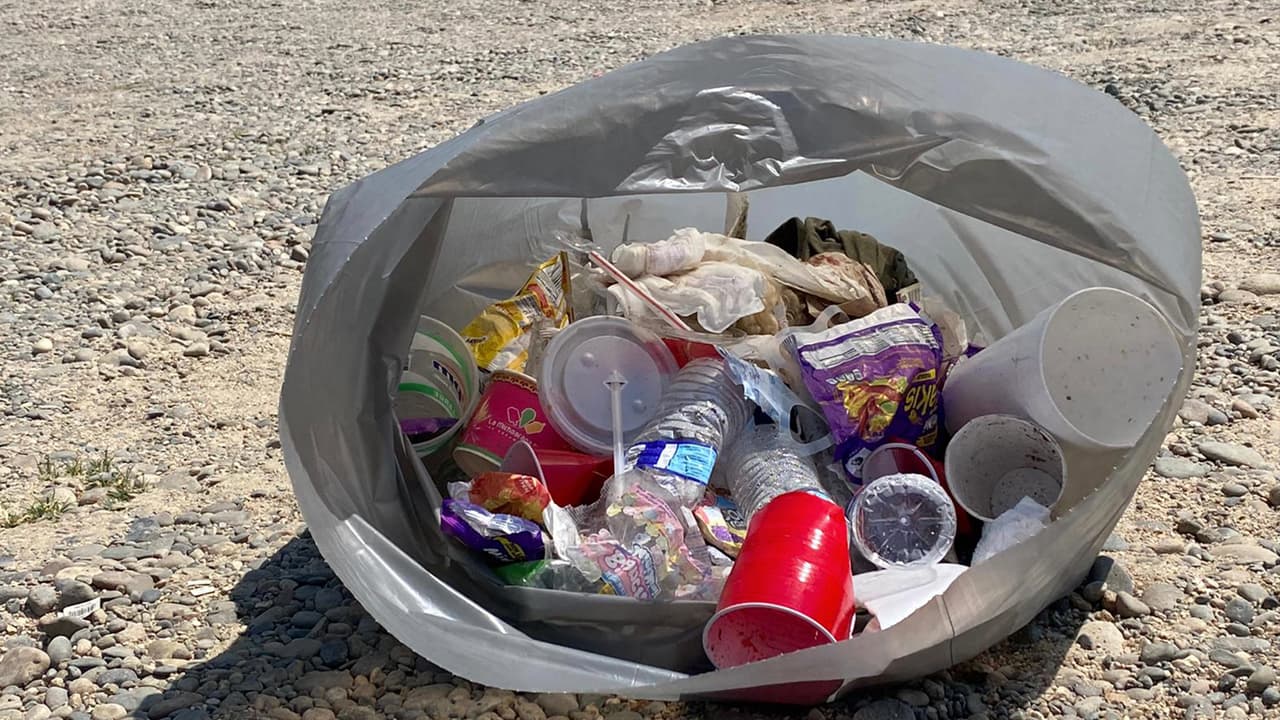 También el parque cuenta con basureros, sin embargo, al parecer no son suficientes se quejan algunos residentes.