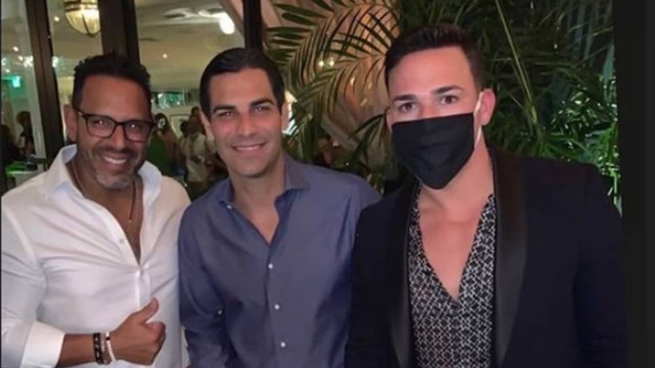 El pasado 19 de junio, Noticias 23 recibió una foto junto con una denuncia. de una fiesta realizada en un restaurante en el que estaba el alcalde de Miami. 
<br>