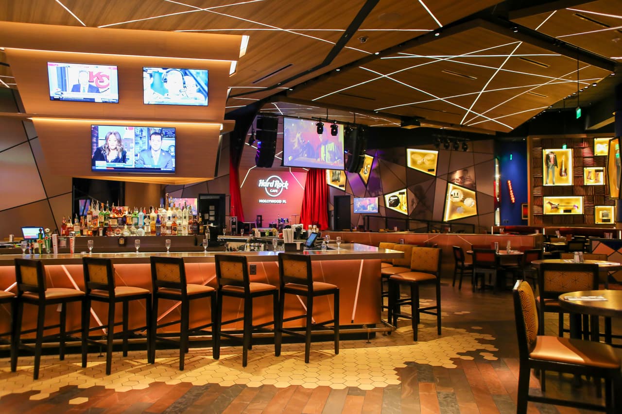 Además, no podrá haber ni comidas ni bebidas en las mesas de juego, sino exclusivamente en las áreas designadas para cenar.