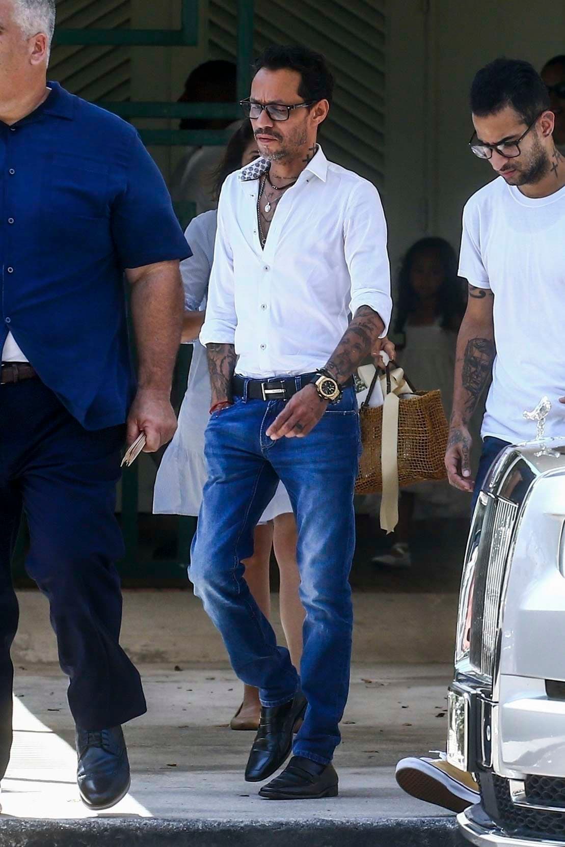 Marc Anthony llegó con un look más casual, el cantante optó por jeans azules con camisa blanca y unos mocasines negros.
<br>